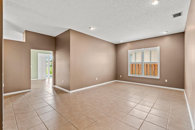 376 E Royal Cove Circle, Davie, FL 33325