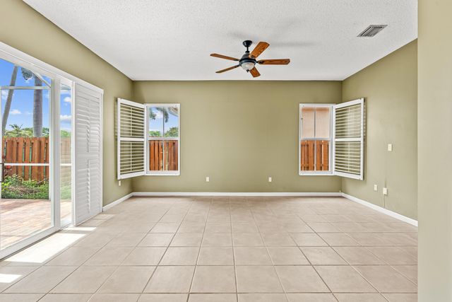 376 E Royal Cove Circle, Davie, FL 33325