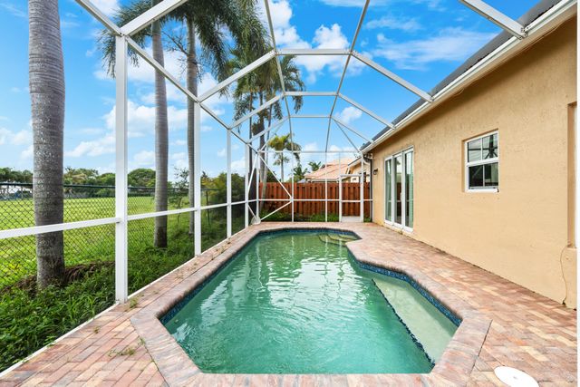 376 E Royal Cove Circle, Davie, FL 33325