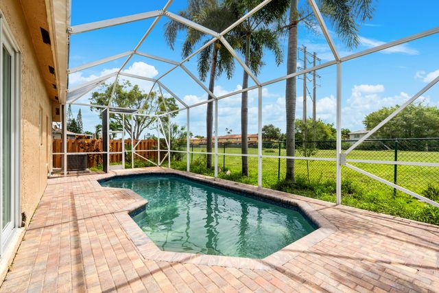 376 E Royal Cove Circle, Davie, FL 33325