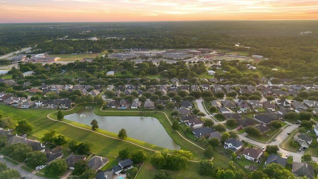 318 Magnolia Estates Drive, League City, TX 77573