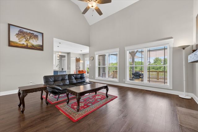 325 Piedmont Pl, Clarksville, TN 37043