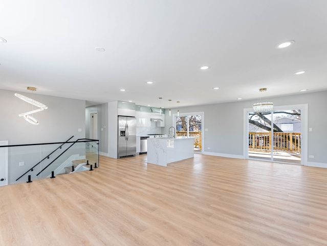 1116 S Busse Road, Mount Prospect, IL 60056