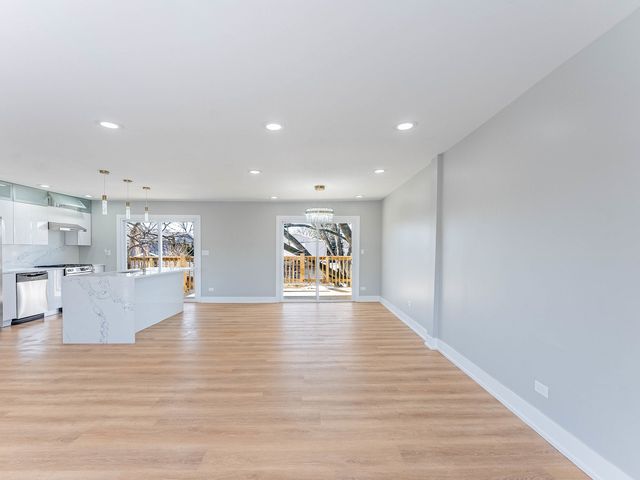 1116 S Busse Road, Mount Prospect, IL 60056