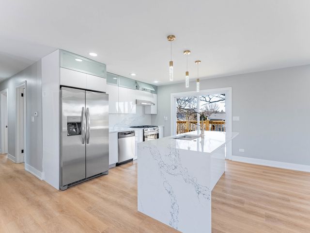 1116 S Busse Road, Mount Prospect, IL 60056