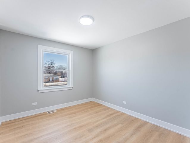 1116 S Busse Road, Mount Prospect, IL 60056