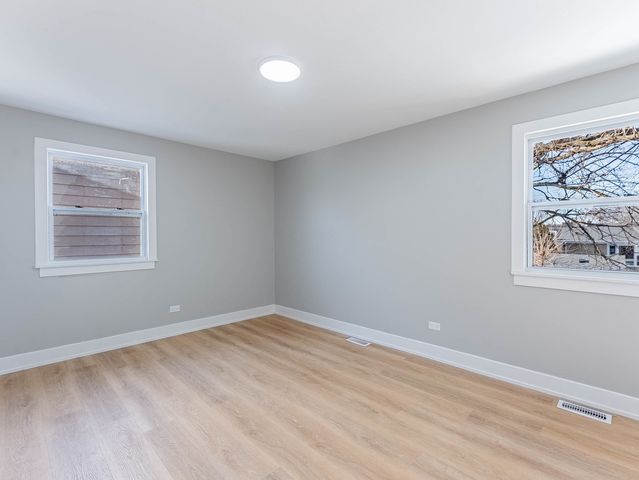 1116 S Busse Road, Mount Prospect, IL 60056