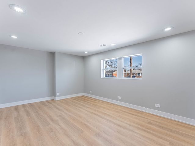 1116 S Busse Road, Mount Prospect, IL 60056