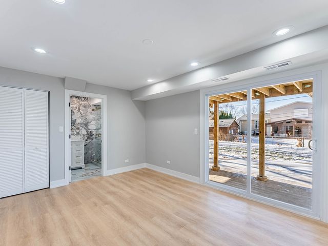 1116 S Busse Road, Mount Prospect, IL 60056