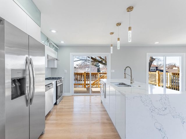 1116 S Busse Road, Mount Prospect, IL 60056