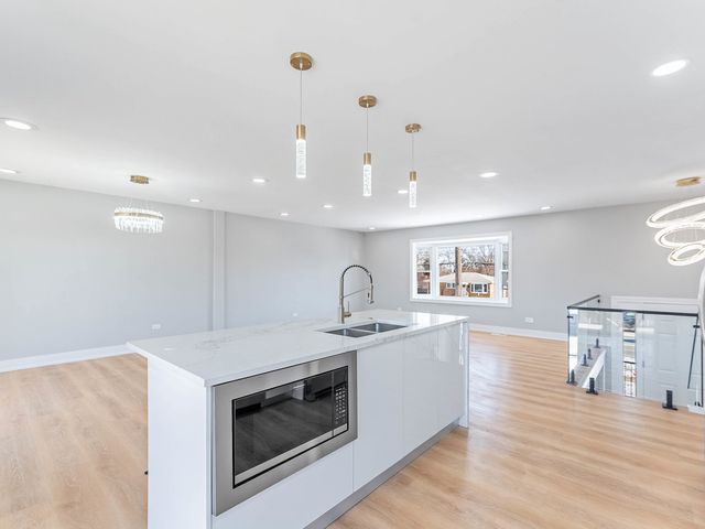 1116 S Busse Road, Mount Prospect, IL 60056