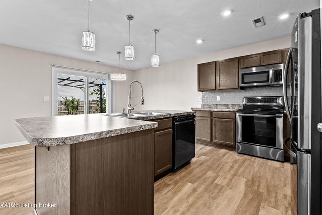 216 Round Rock Dr, Shepherdsville, KY 40165