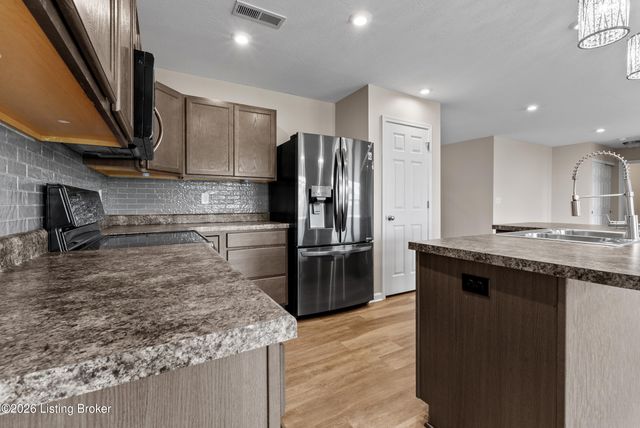 216 Round Rock Dr, Shepherdsville, KY 40165