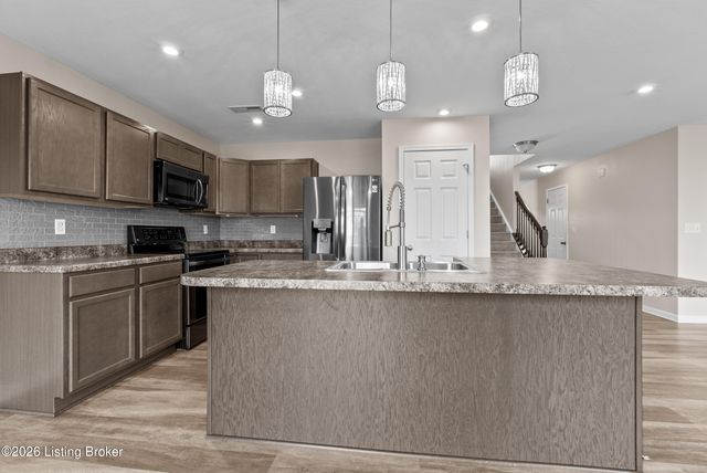 216 Round Rock Dr, Shepherdsville, KY 40165