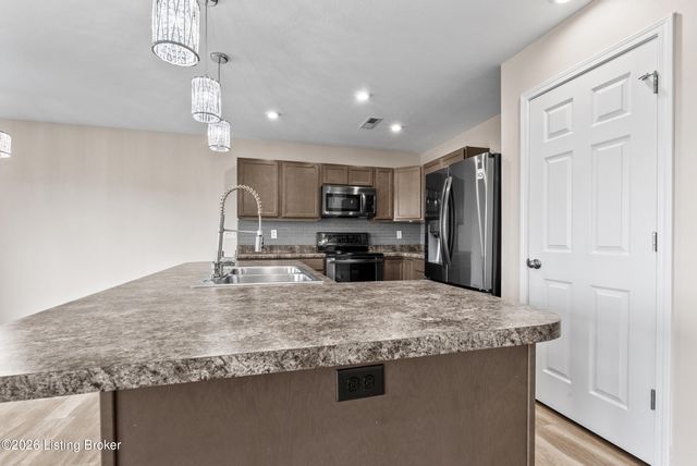 216 Round Rock Dr, Shepherdsville, KY 40165