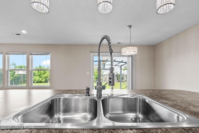216 Round Rock Dr, Shepherdsville, KY 40165