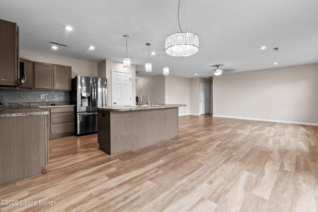 216 Round Rock Dr, Shepherdsville, KY 40165