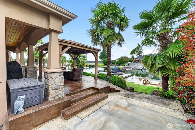 20208 Island Parkway East, Lake Tapps, WA 98391