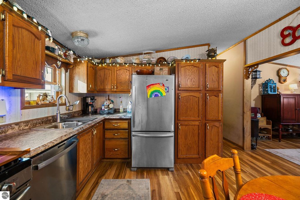 Image 4 of property listing at 4321 Hickory Drive, Traverse City, MI 49684