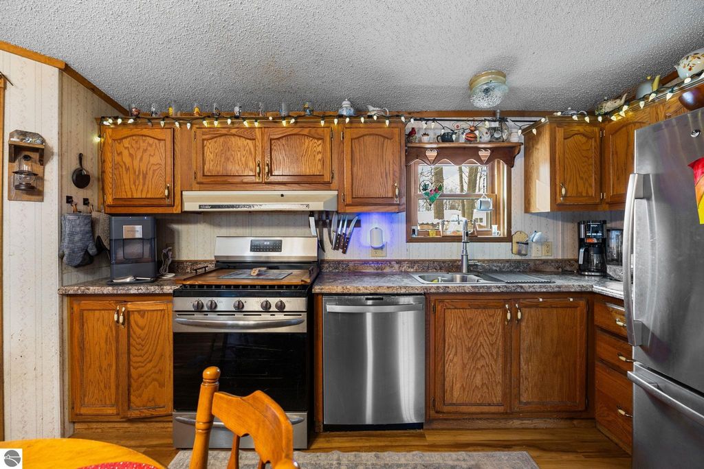 Image 5 of property listing at 4321 Hickory Drive, Traverse City, MI 49684