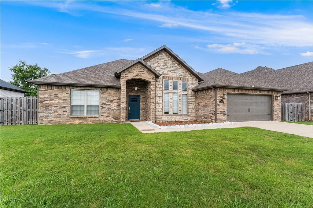 1930 Sunrise Circle, Centerton, AR 72719