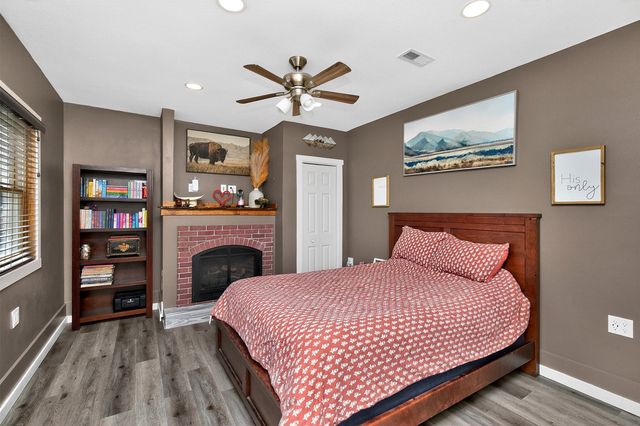 513 E 2nd Avenue, Indianola, IA 50125