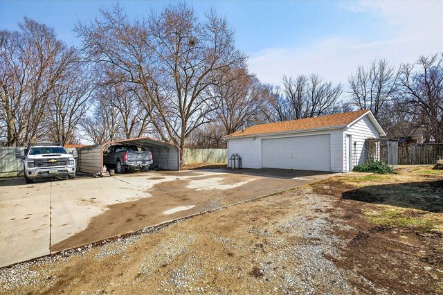 513 E 2nd Avenue, Indianola, IA 50125