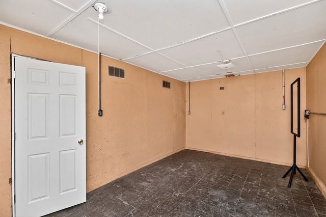 513 E 2nd Avenue, Indianola, IA 50125