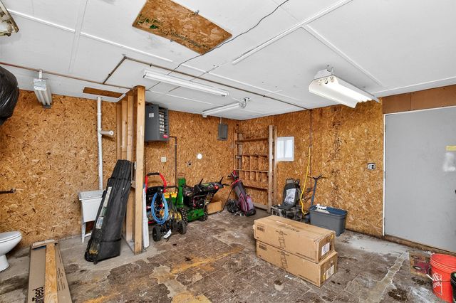 513 E 2nd Avenue, Indianola, IA 50125