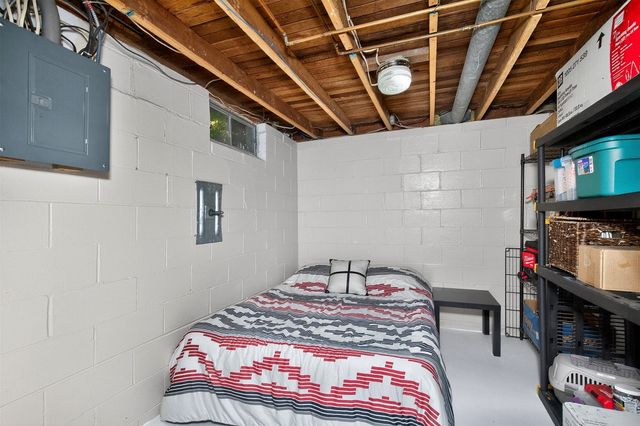 513 E 2nd Avenue, Indianola, IA 50125