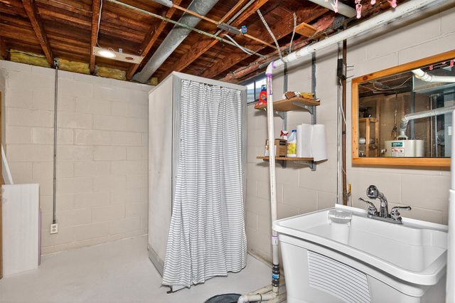 513 E 2nd Avenue, Indianola, IA 50125