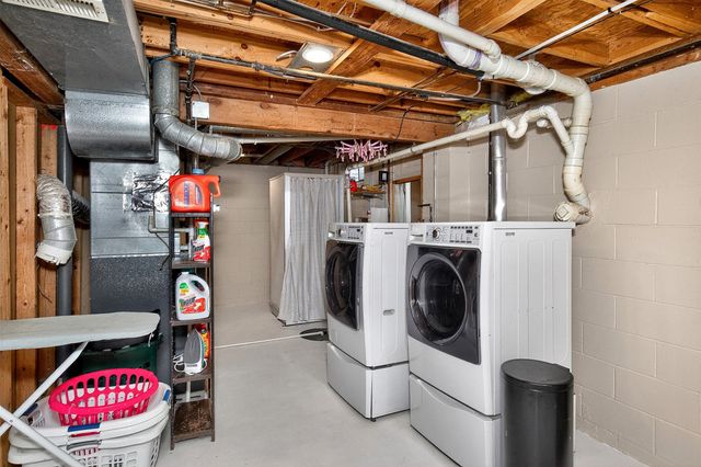 513 E 2nd Avenue, Indianola, IA 50125