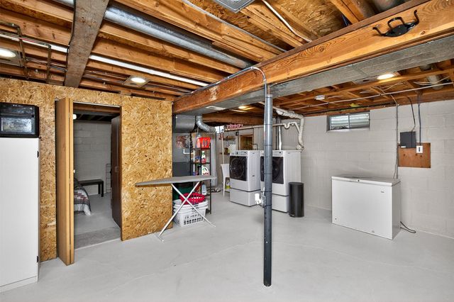 513 E 2nd Avenue, Indianola, IA 50125