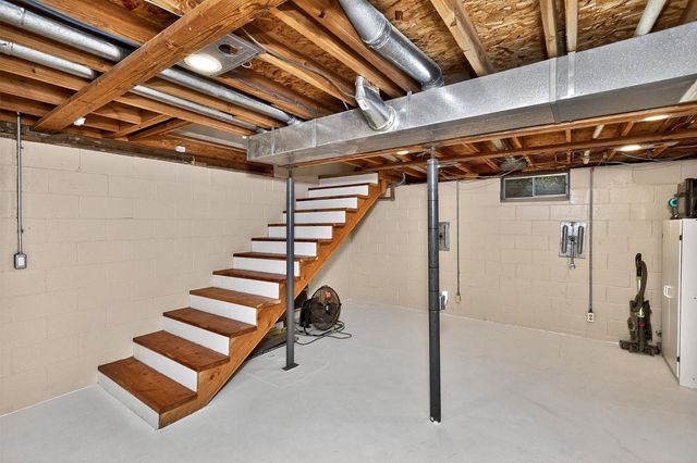 513 E 2nd Avenue, Indianola, IA 50125