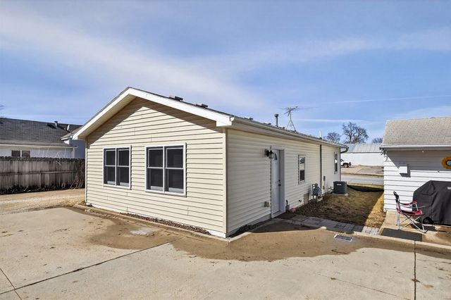 513 E 2nd Avenue, Indianola, IA 50125