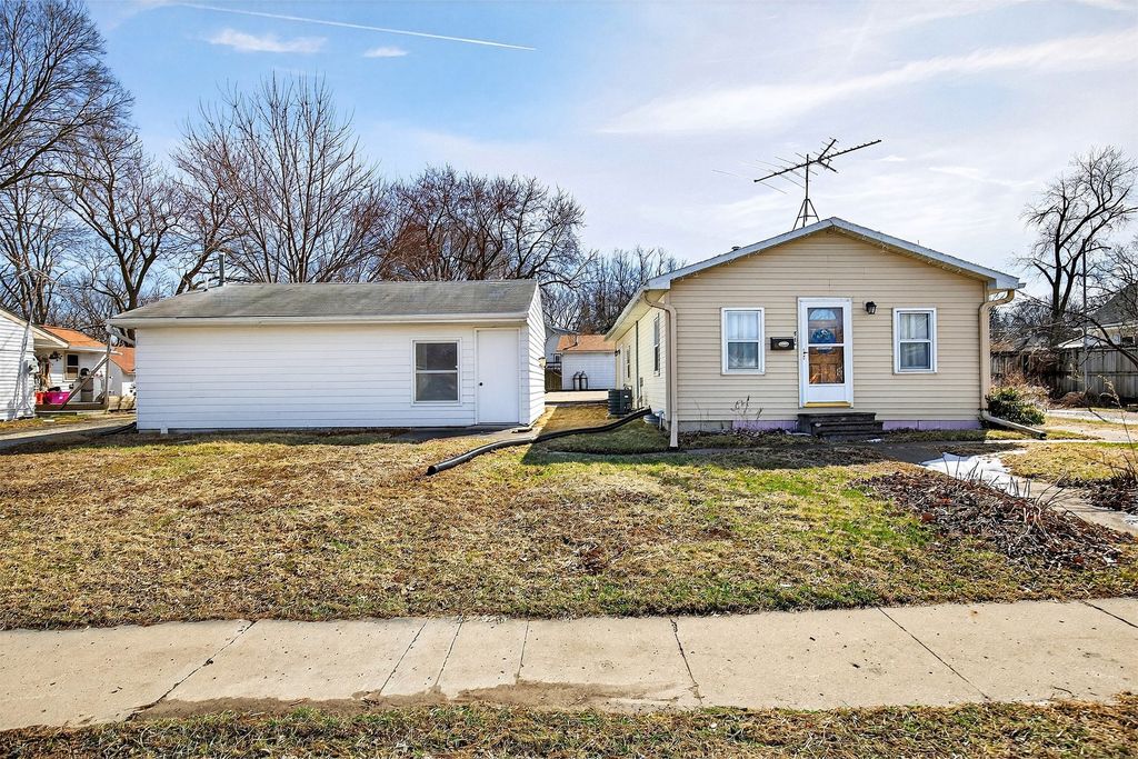 513 E 2nd Avenue, Indianola, IA 50125