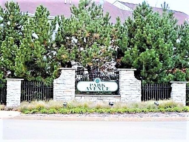 2427 STOUGHTON Circle 2427, Aurora, IL 60502
