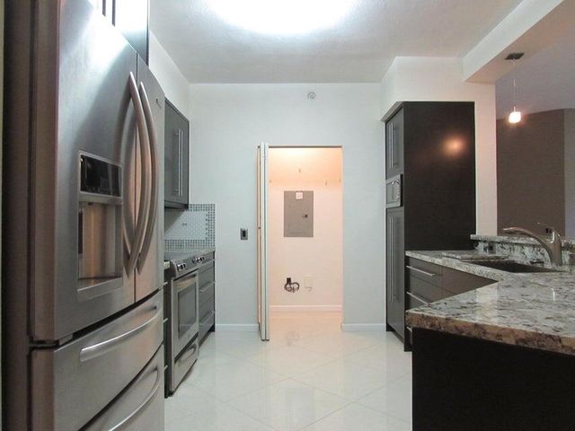 350 Crestwood Circle 302, Royal Palm Beach, FL 33411