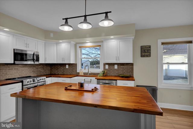 303 GATES RD, Hershey, PA 17033