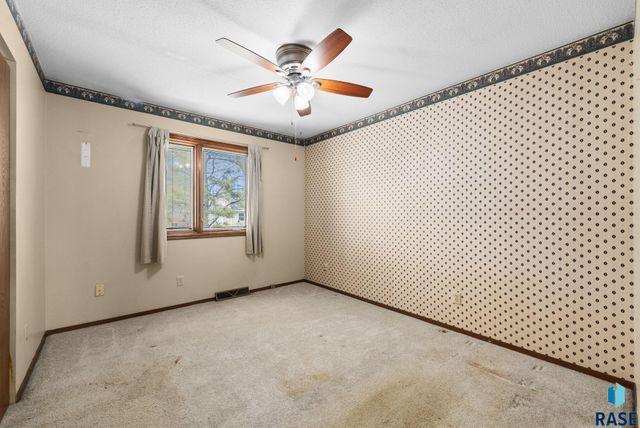 6305 W 58th St Street, Sioux Falls, SD 57106