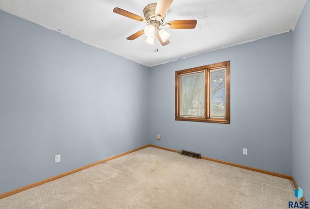 6305 W 58th St Street, Sioux Falls, SD 57106