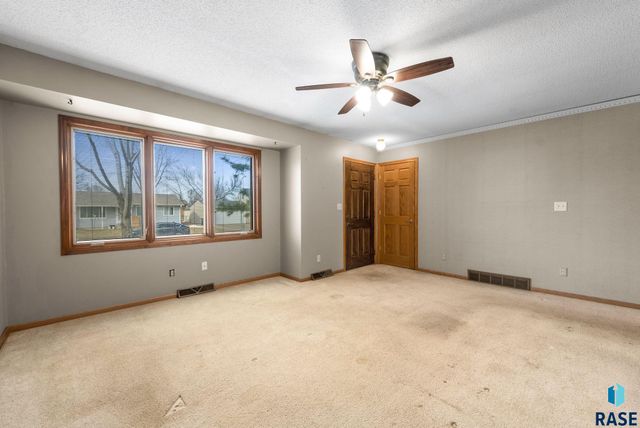 6305 W 58th St Street, Sioux Falls, SD 57106