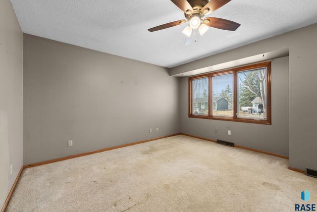 6305 W 58th St Street, Sioux Falls, SD 57106