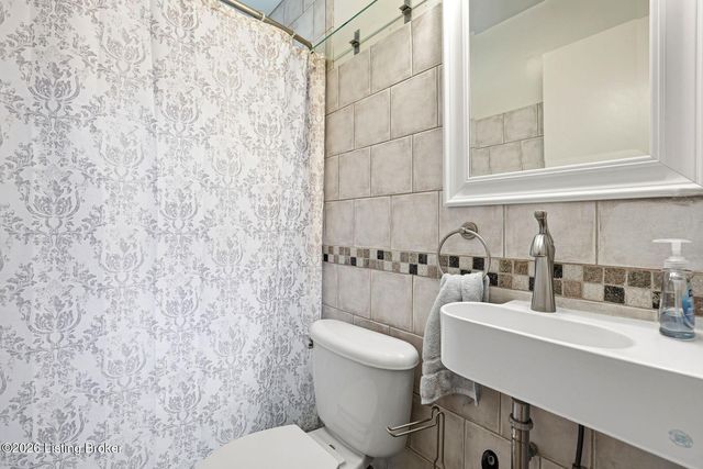 9805 Lanesboro Way, Louisville, KY 40242