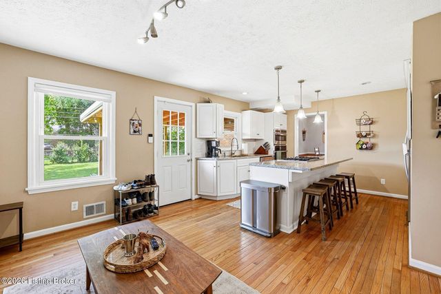 9805 Lanesboro Way, Louisville, KY 40242