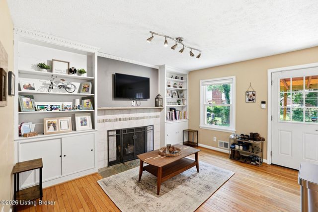 9805 Lanesboro Way, Louisville, KY 40242