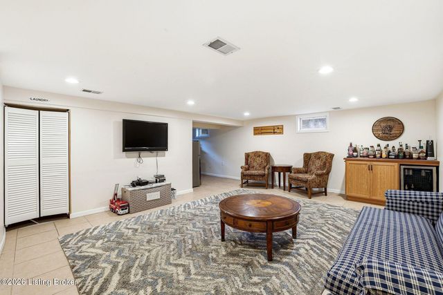 9805 Lanesboro Way, Louisville, KY 40242