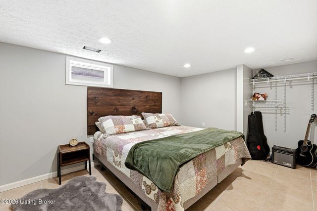 9805 Lanesboro Way, Louisville, KY 40242