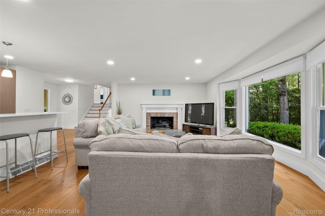 745 Hawthorne Drive, Bloomfield Hills, MI 48304