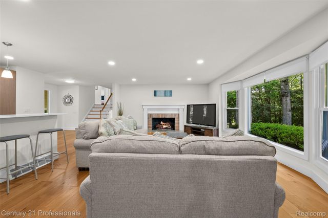745 Hawthorne Drive, Bloomfield Hills, MI 48304